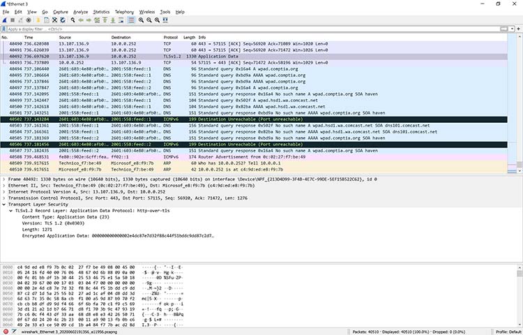 Una captura de pantalla que muestra cómo profundizar en un paquete para identificar un problema de red usando Wireshark
